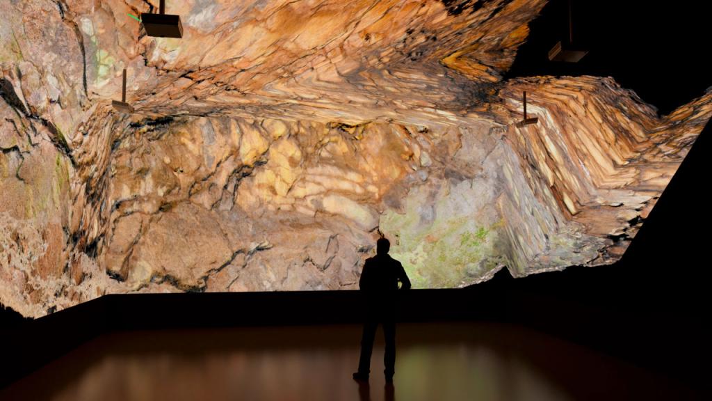 Hombre ve una exposición virtual de una exposición geológica. 