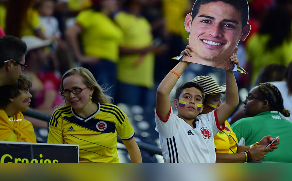 colombia es futbol selección colombia hinchas levantan cartel james falcao