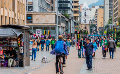 Mujeres y hombres caminando por el centro de Bogotá.