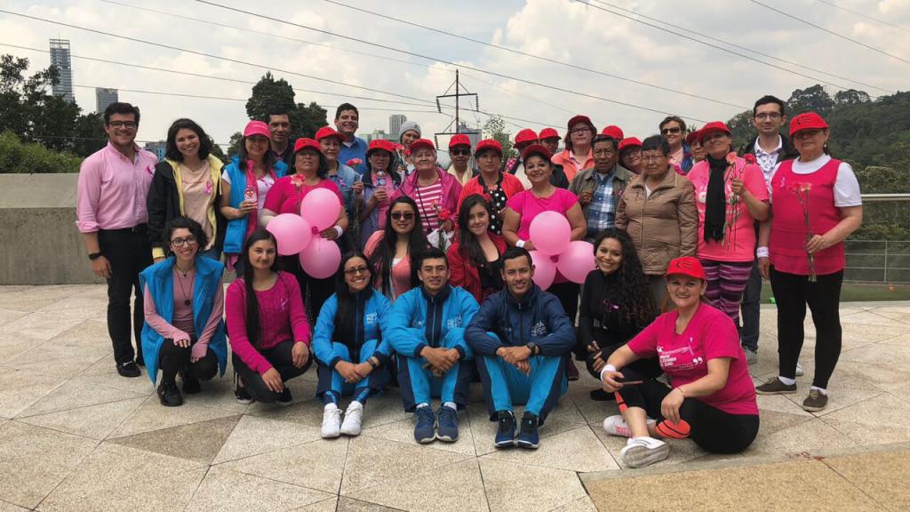Grupo de mujeres sobrevivientes con cáncer de seno.
