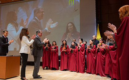 Integrantes del coro interpretando el Himno tradicional universitario "Gaudeamus Igitur" durante la ceremonia de grados de Medicina 2019-2.