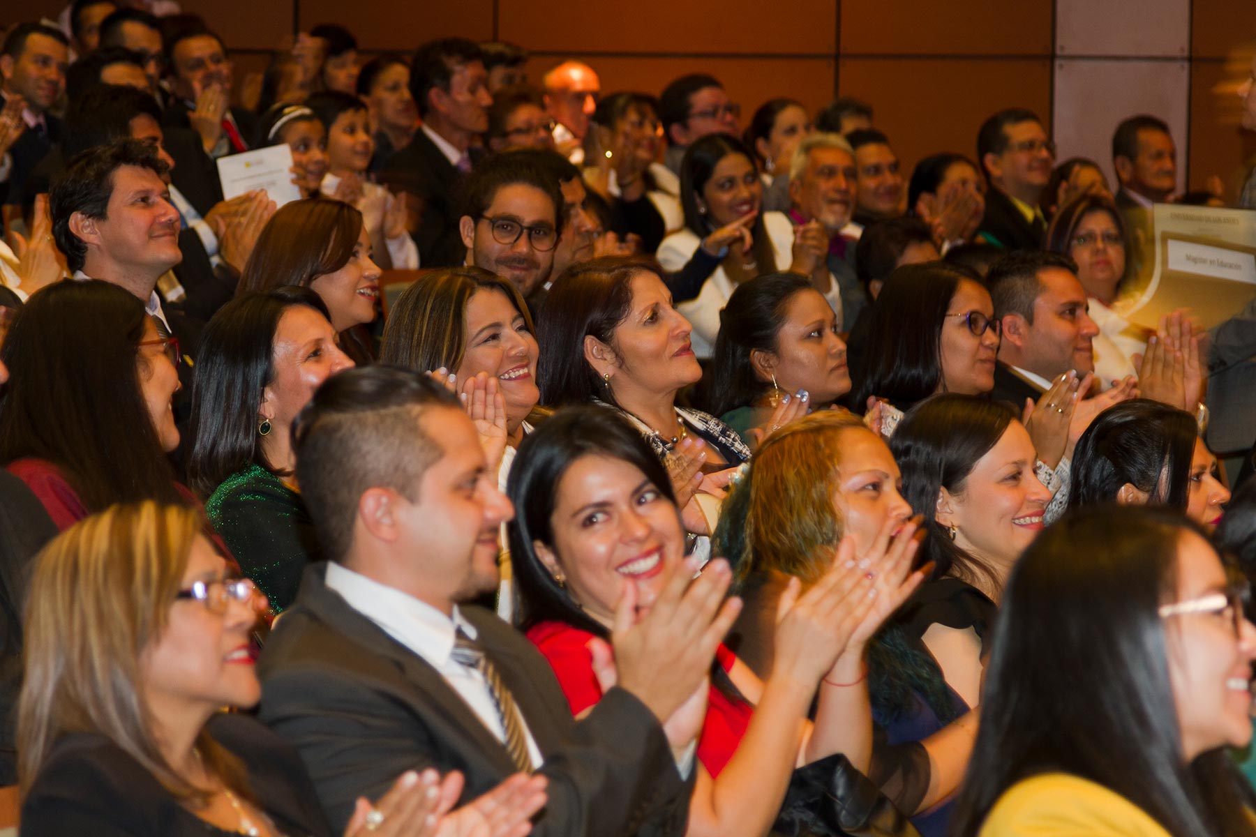 Grupo de personas aplaude durante ceremonia de gala 