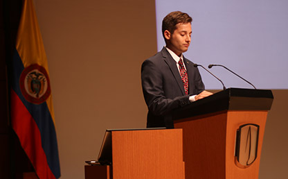 Luis Antonio Vargas frente al atril durante ceremonia de grados de Medicina 2017-2.