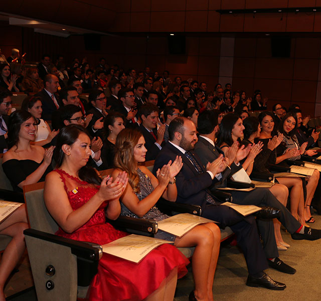 Graduandos aplauden durante la ceremonia de grados.