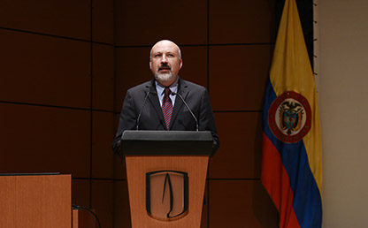 Daniel Bonilla, profesor de la Universidad de los Andes, de frente al atril en el auditorio Mario Laserna