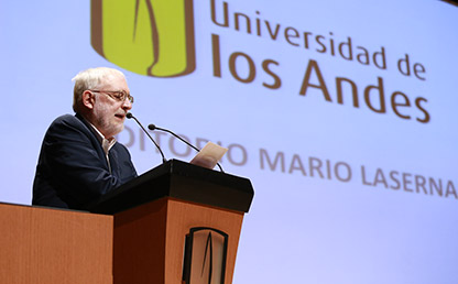 Ernesto Lleras, profesor de Uniandes, frente al atril en el Auditorio Mario Laserna de la Universidad.