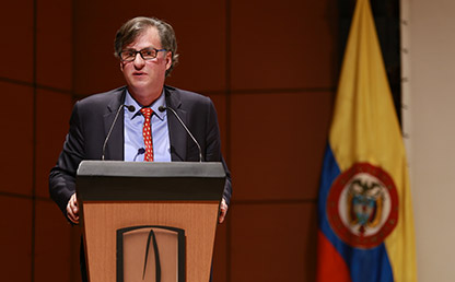 Gabriel Vegalara frente a atril Uniandes dando discurso