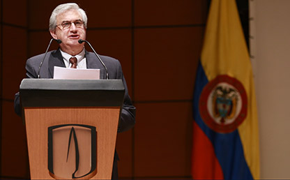 Profesor Luis Javier Orjuela ofreciendo discurso a graduandos en Uniandes
