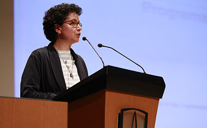 Silvia Restrepo en el atril pronunciando su discurso en las ceremonias de grados de posgrado 2017-1