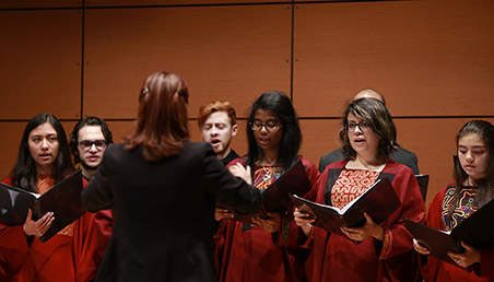 Coro de Uniandes durante la ceremonia de grado de posgrado 2017-1