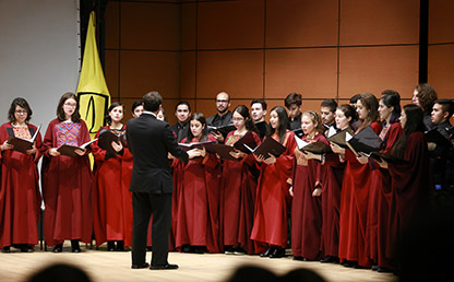 Coro de Uniandes durante presentación en ceremonia de grados