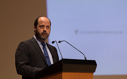 El orador David Felipe Acosta lee discurso a graduandos Uniandes