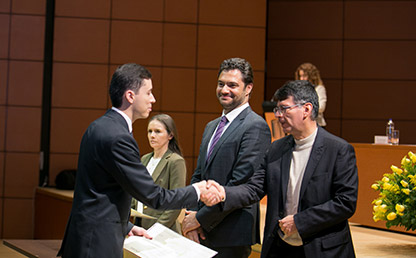 Graduando Miguel Hernández, recibe su diploma de Doctorado en Ingeniería de manos del vicerrector de Desarrollo, Eduardo Behrentz, acompaña en la foto el Decano de Ingeniería Alfonso Reyes.