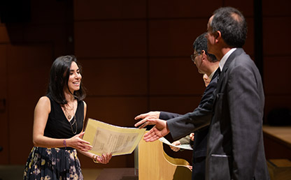 La graduanda Lorena Puerta, recibe su diploma de Maestría de manos del decano de Ingeniería Alfonso Reyes, acompaña en la foto el director de la Escuela de Posgrados, Juan Carlos Briceño.