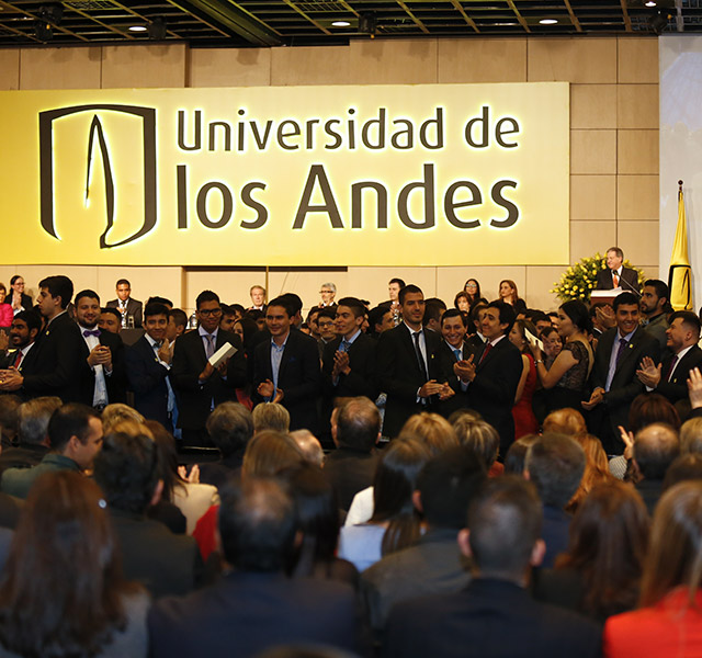 Graduandos durante ceremonia de grados 2017-1 de la Universidad de los Andes