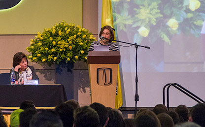 Exministra de Educación, Cecilia María Vélez White, hablando en atril de Uniandes