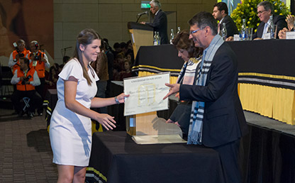 Graduanda recibe diploma como profesional de Uniandes
