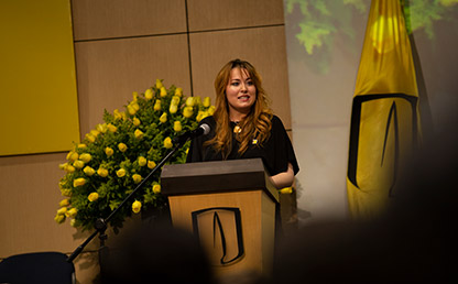 Graduanda María Nicole Palacio Prada ofreciendo palabras en ceremonia de grado