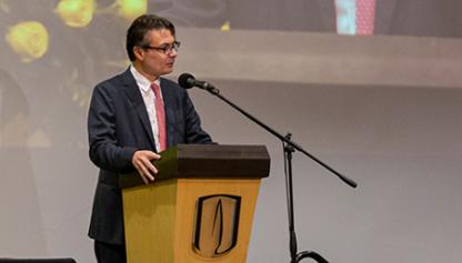 Foto de Alejandro Gaviria, rector de Uniandes pronunciando su discurso en grados de pregrado 2019-2.