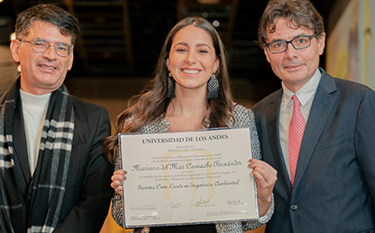 Foto de Mariana del Mar Camacho Fernández, graduanda del departamento Ingeniería Ambiental, con Alfonso Reyes y Alejandro Gaviria en ceremonia de grados de 2019-2.