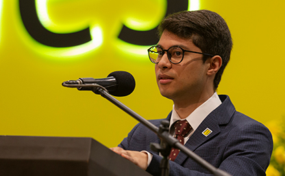 Foto en primer plano de Juan Pablo González, graduando del departamento de Física de la Facultad de Ciencias, durante la ceremonia de grados 2019