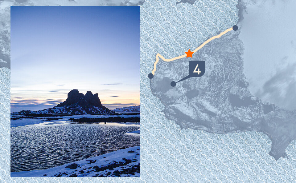 gráfico de mapa con punto indicando de dónde es la foto que acompaña la imagen donde se ve un atardecer en la antártida