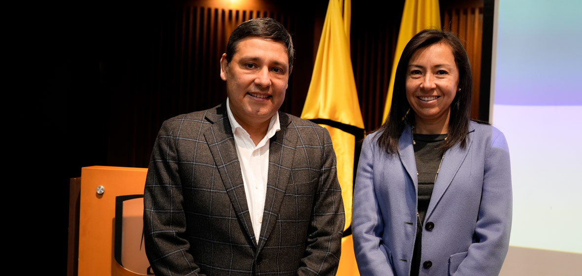Mauricio Lizcano, ministro de Tecnologías de la Información y las Comunicaciones junto a Raquel Bernal, rectora de la Universidad de los Andes.