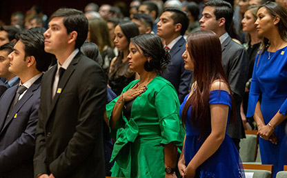 Graduandos de pie en interpretación del Himno de Colombia en ceremonia de grados 2019-2 Medicina.