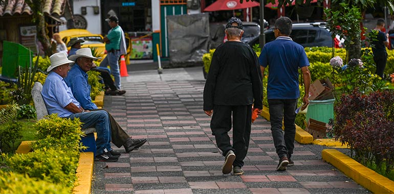 Personas caminando en un parque de Colombia