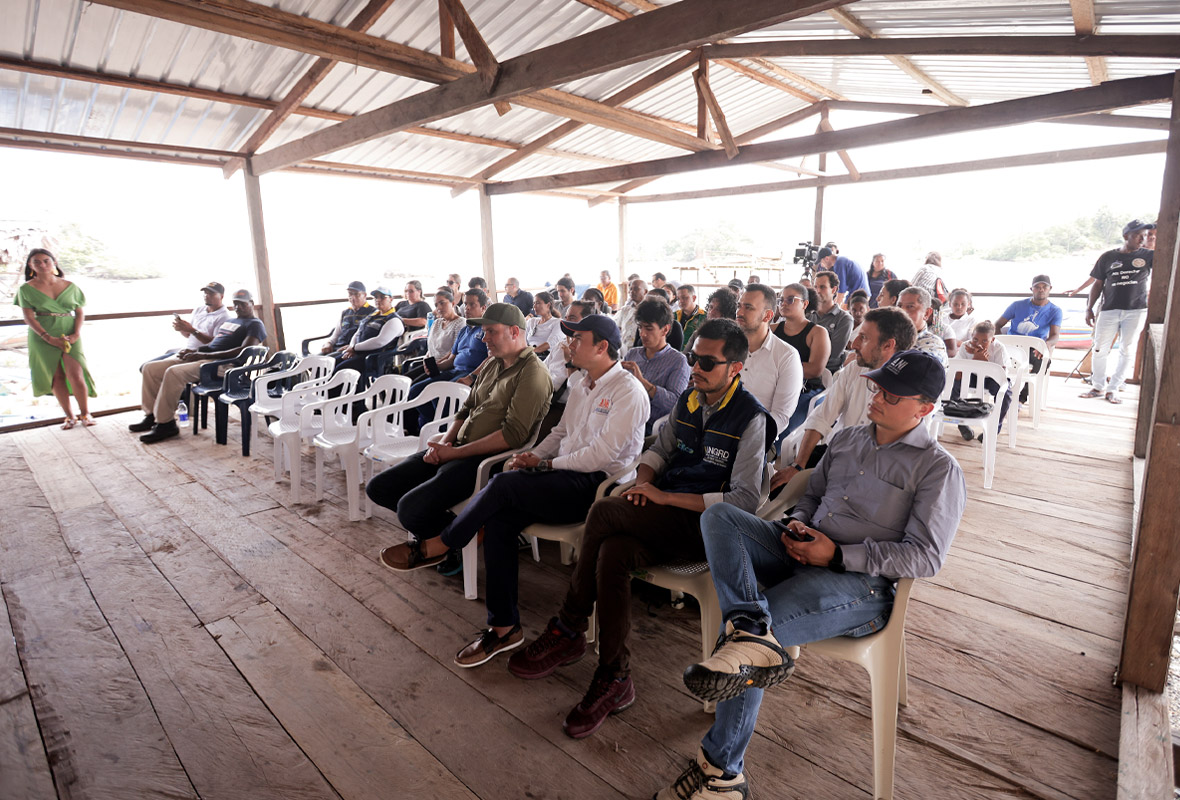 Ceremonia de entrega del bote escolar a la comunidad de Bahía Málaga