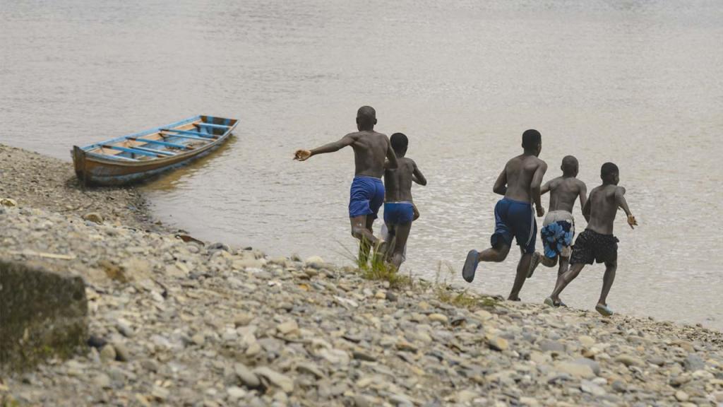 Children running towards the Atrato river