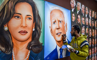 Hombre pinta un mural de Joe Biden, nuevo presidente de Estados Unidos y Kamala Harris, nueva vicepresidenta.