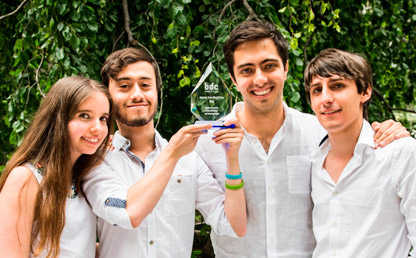 Four design students from Los Andes show the award that they received in New York. 