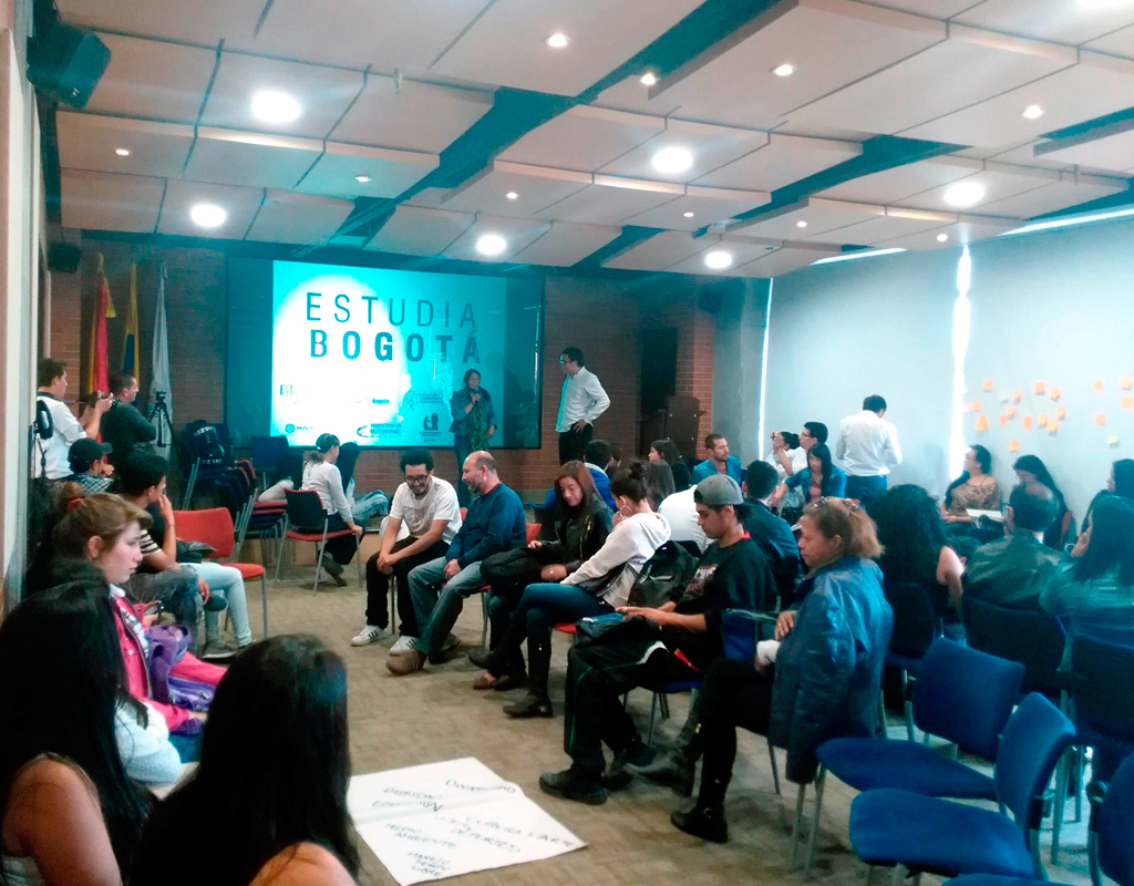 Sesión del proyecto Estudia Bogotá, iniciativa de la escuela de Líderes por Bogotá