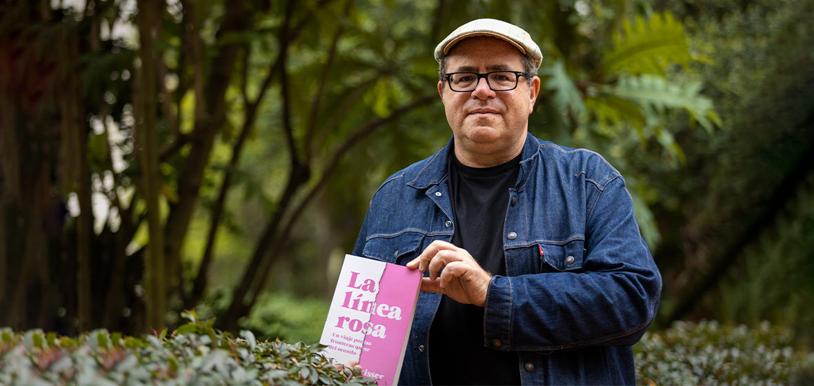 Mark Gevisser con su libro La línea rosa