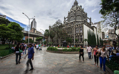 Plaza con iglesia en Medellín, Colombia