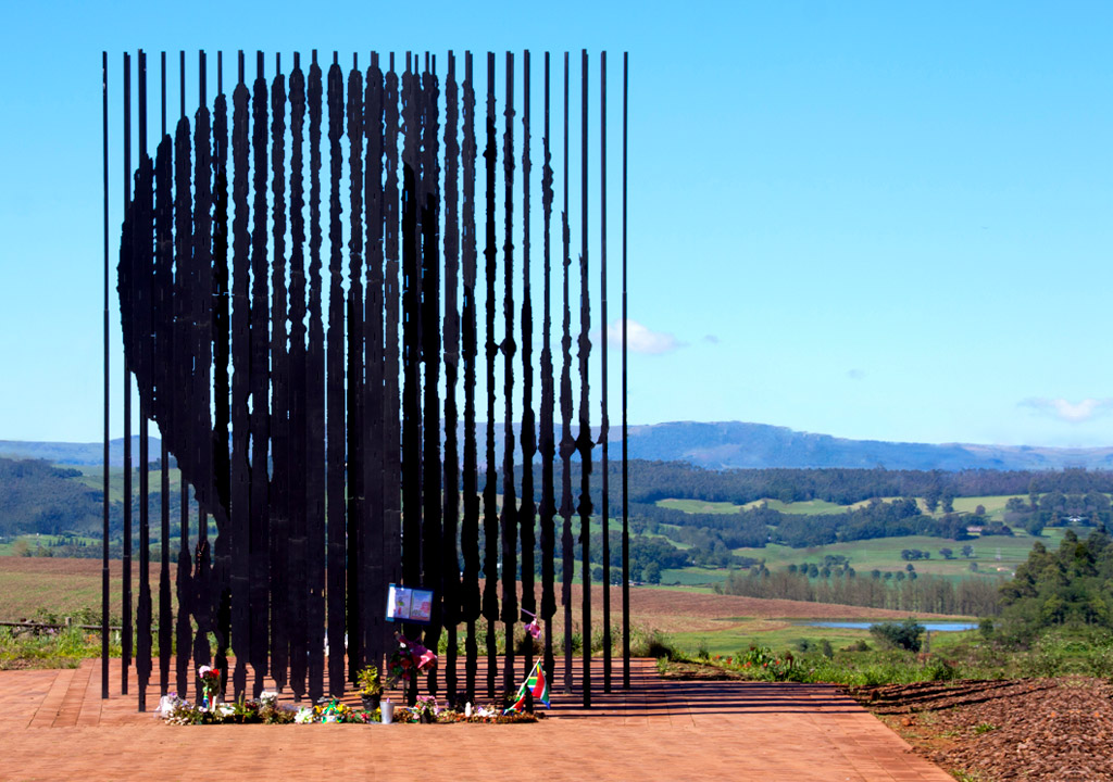 Monumento de varillas forma la cara de Nelson Mandela. 