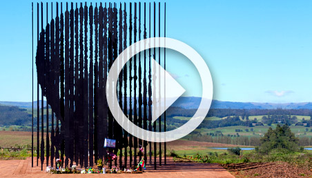 Monumento de varillas forma la cara de Nelson Mandela. 