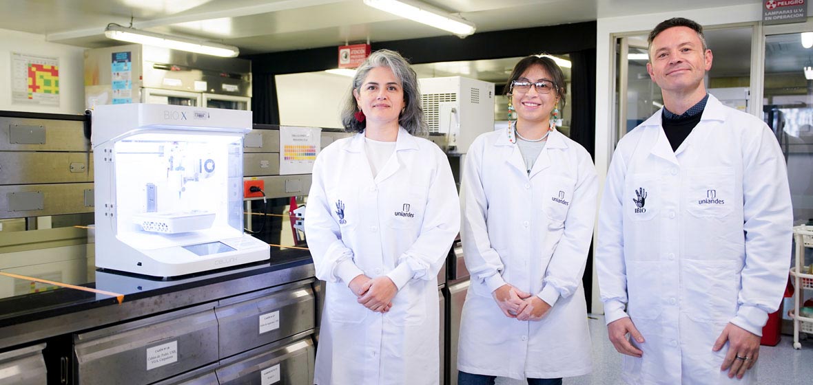 Profesores Carolina Muñoz y Juan Carlos Cruz, junto a una de las estudiantes que realizaron el proyecto