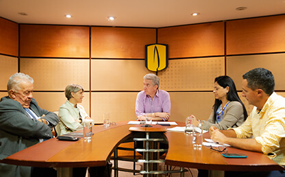 Cinco personas debaten en una mesa redonda