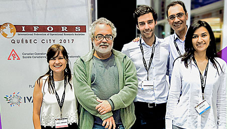 Retrato de cuatro investigadores colombianos y un profesor. 