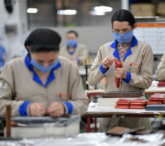 Foto de mujeres trabajando en una fábrica