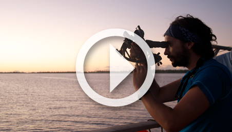 Un hombre observa el océano a través de un binocular .