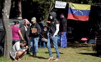 Foto de migrantes venezolanos en un parque en Bogotá.