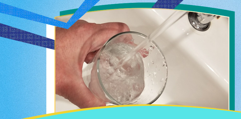 Foto de mano sirviendo una vaso de agua