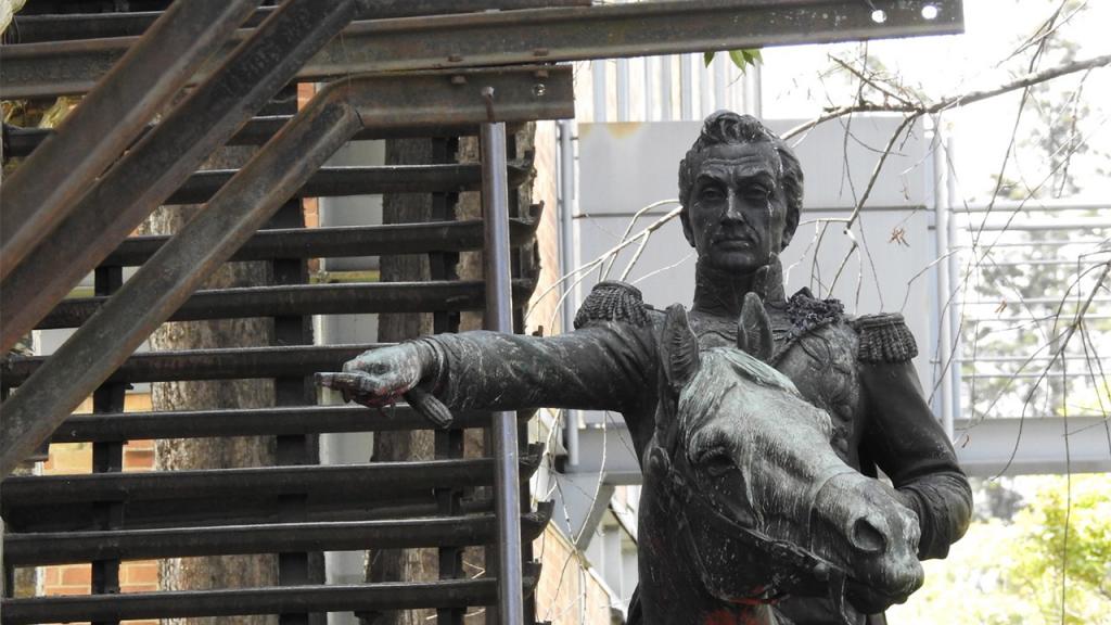Fotografía de la restauración del Bolivar ecuestre del Monumento de Los Héroes