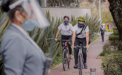 Estudiantes regresando al campus en bicicleta