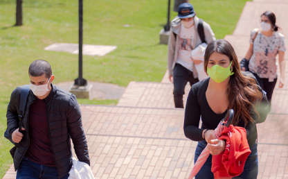 Estudiantes entrando al campus de la Universidad
