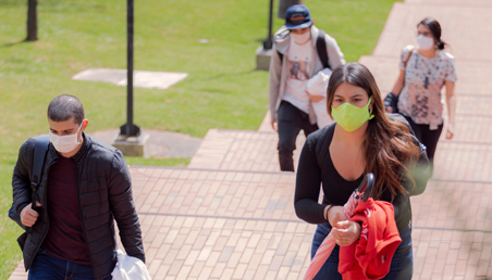 Estudiantes entrando al campus de la Universidad