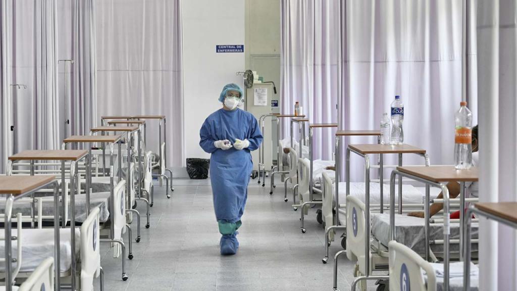 Médico camina en medio de varias clínicas hospitalarias Eduardo Behrentz